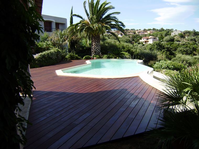 Terrasse bois autour d'une piscine